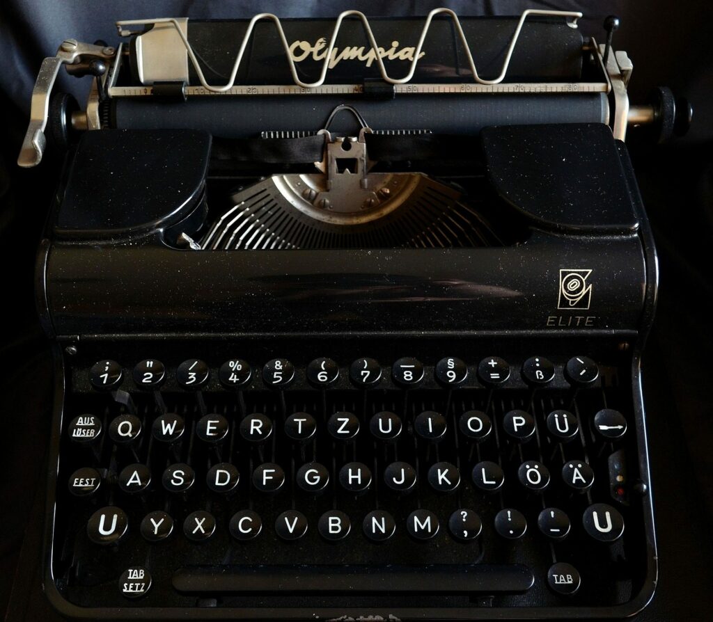 altertümliche Schreibmaschine vom Typ Olympia